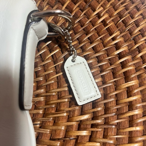 Vintage Y2K Off White Leather Crossbody Bag
Detachable Strap - Picture 6 of 9